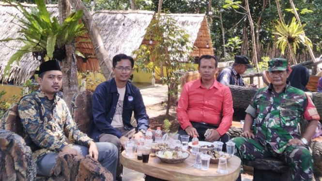 Ketua Panwascam Baregbeg (kiri) bersama pengurus PPDI dan Danramil.