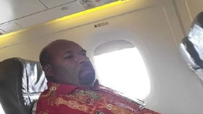 Gubernur Papua Lukas Enembe di pesawat usai ditangkap KPK.