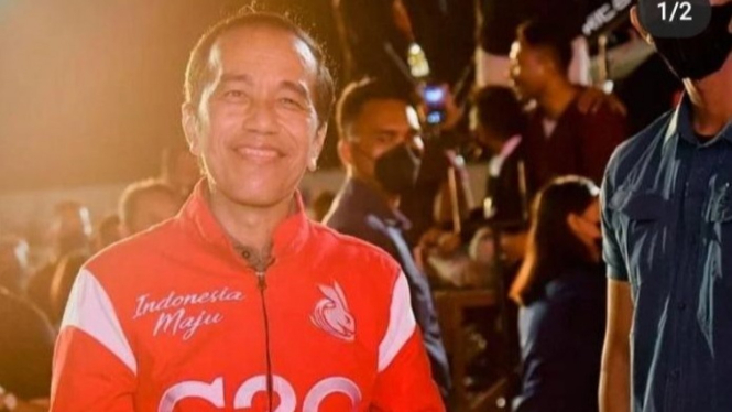 Presiden Joko Widodo (Jokowi) ucapan selamat kepada Fajar/Rian.