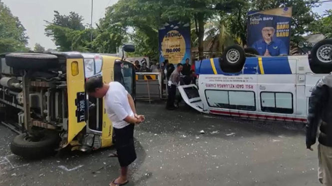 Ambulan RS Dadi Keluarga Ciamis tabrak truk boks di Simpang Tonjong.