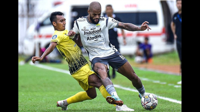 Duel pemain Barito Putera dan pemain Persib Bandung.