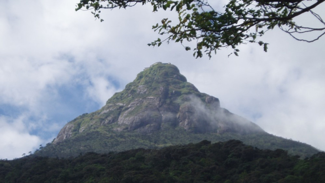 Puncak Adam atau Gunung Bapak Adam di Sri Lanka