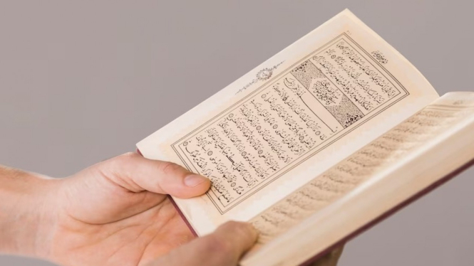 Ilustrasi membaca Al Quran.