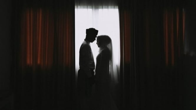 Suami istri ciuman saat puasa ramadhan, bagaimana hukumnya?