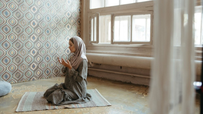 Ilustrasi Perempuan Muslimah Berdoa
