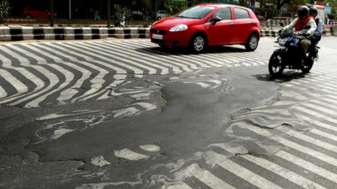 Dampak gelombang panas di India bikin aspal jalan raya meleleh.