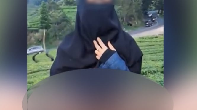 Tangkapan layar video viral wanita bercadar di Kebun Teh Ciwidey.
