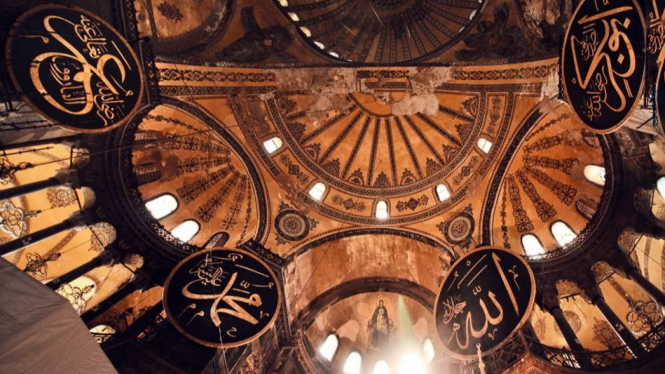 Kubah Masjid Hagia Sophia bertuliskan Allah dan Muhammad