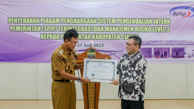 Bupati Herdiat menerima penghargan Pemkab Ciamis dari BPKP Jabar.