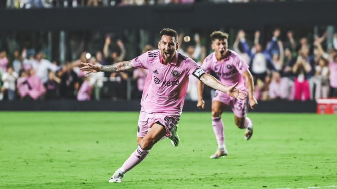 Lionel Messi lakukan selebrasi usai cetak gol lewat free kick.
