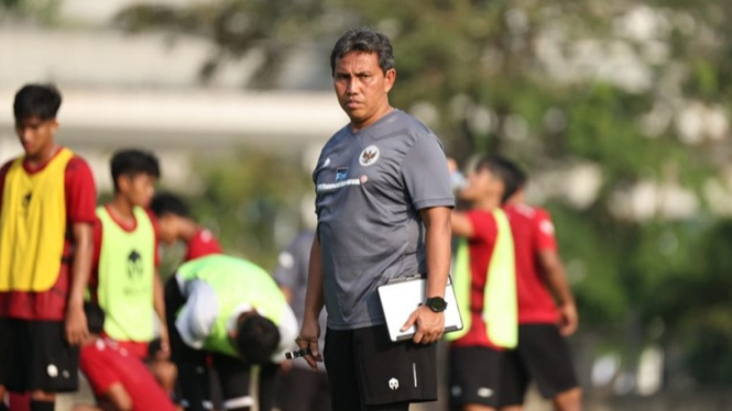 Coach Bima Sakti saat melaksanakan seleksi pemain Timnas U-17.