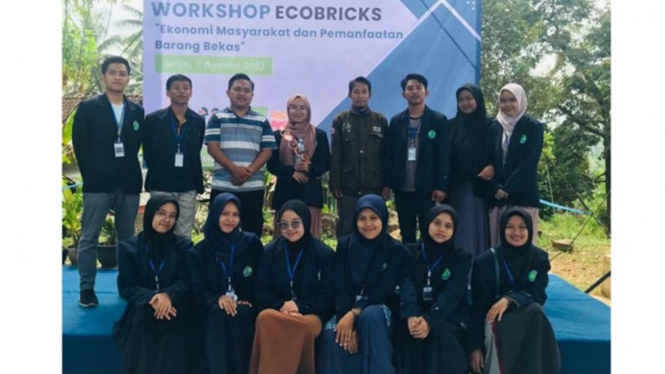 Mahasiswa KKN IAID Ciamis gelar Workshop Ecobrick.