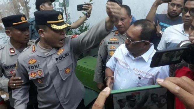 Kabagops Polrestabes AKBP Toni semprot Wakil Walikota Surabaya.