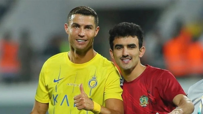 Cristiano Ronaldo bersama Ahmed Zero pemain klub Iraq, Al Shorta.