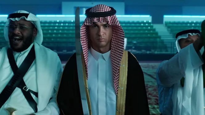 Cristiano Ronaldo dalam balutan busana tradisional Arab Saudi.