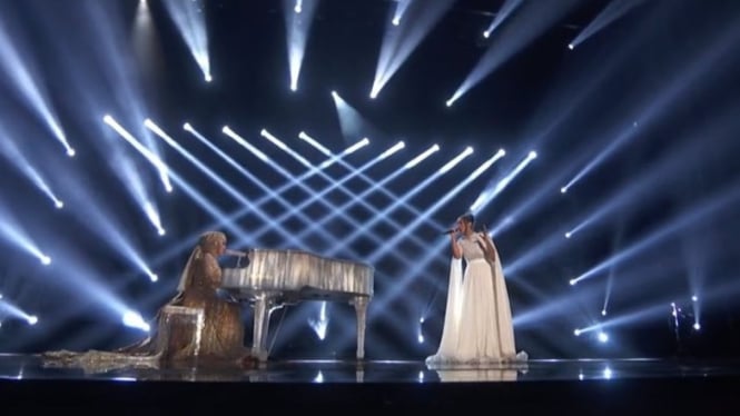 Putri Ariani bernyanyi bersama Leona Lewis dalam Final Resul AGT,