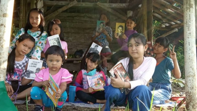Komunitas Lereng Medini ajak anak-anak desa Boja hidupkan sastra.
