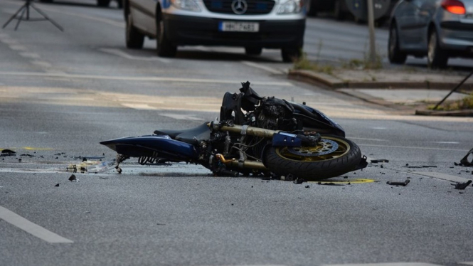 Ilustrasi kecelakaan motor ditabrak mobil di jalan umum.