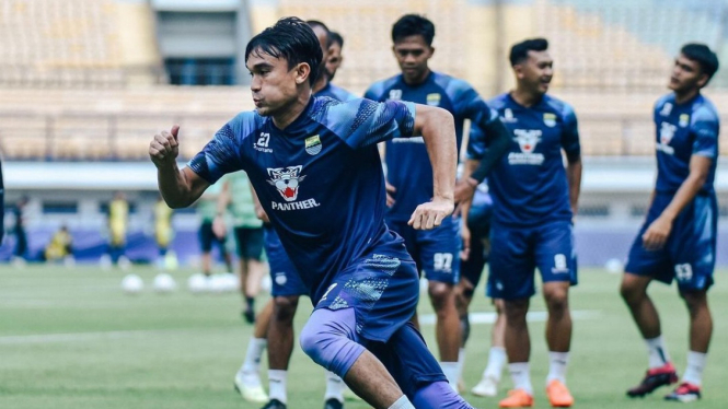 Zanaldo berlatih kembali bersama pemain Persib Bandung lainnya.