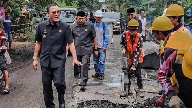 Bupati Ciamis tinjau pembangunan jalan Banjarsari - Nambo.