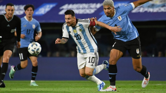 Duel Lionel Messi dengan Arajuo saat Argentina vs Uruguay.