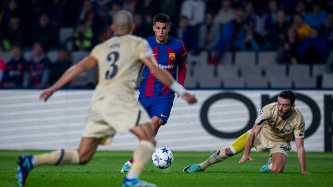 Joao Cancelo mengecoh pertahanan lawan di laga Barcelona vs Porto.