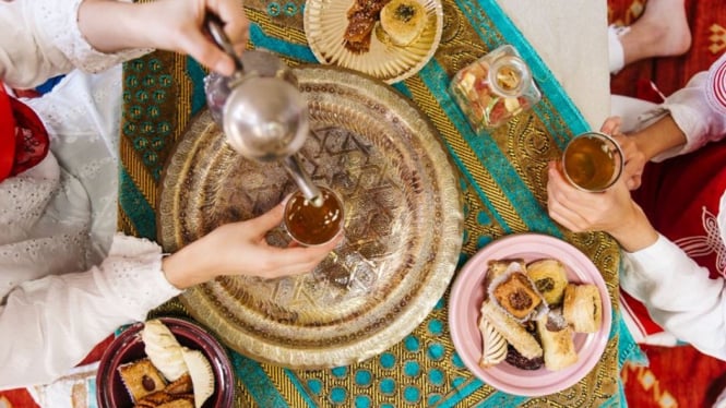 Ilustrasi orang menyiapkan buka puasa ramadhan.