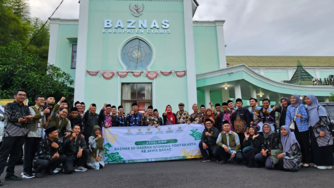 Fotobersama rombongan studi tiru di Baznas Ciamis.