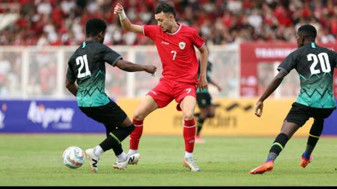 Pemain Timnas Indonesia dihadang pemain Irak.
