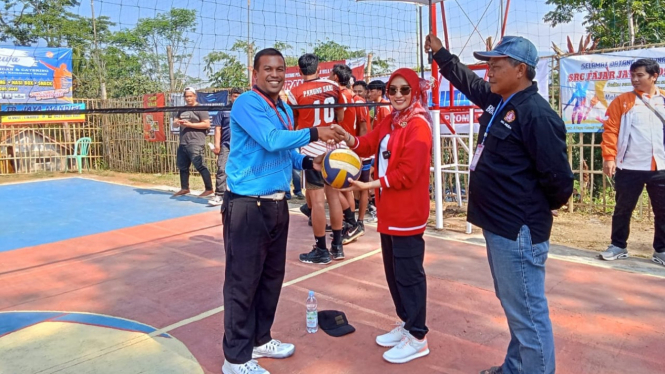 Miranti Mayangsari menyerahkan bola ke wasit Turnamen Volly Ball.