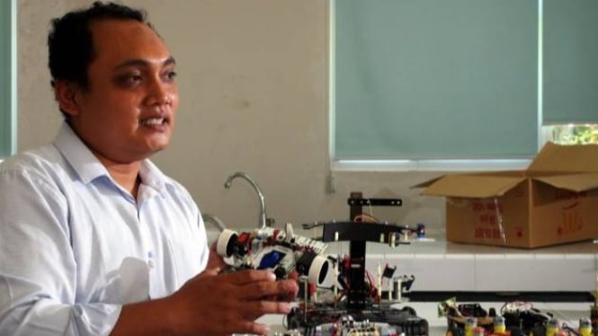 Hendro Yulius Suryo Putro founder AWG Robotic Course.