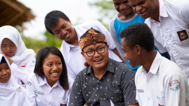 Ai Nurhidayat bersama siswi SMK Bakti Karya Parigi, Pangandaran.