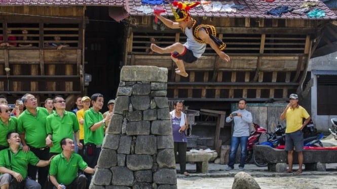 Para wisatawan menyaksikan Tradisi Lompat Batu 'Hombo Batu' Nias.