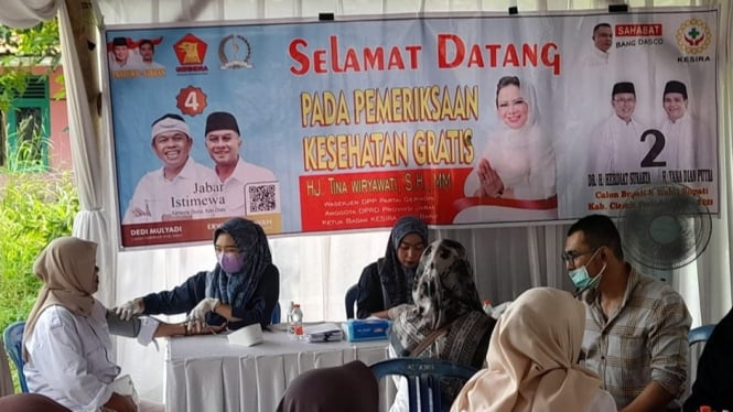 Warga cek kesehatan di roadshow kesehatan Tina Wiryawati.