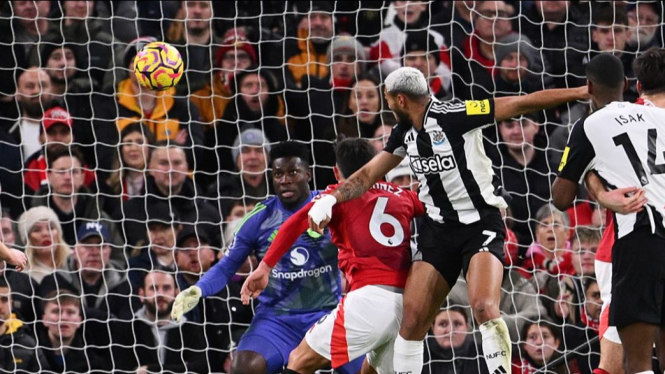 Pemain Newcastle United membobol gawang Manchester United.