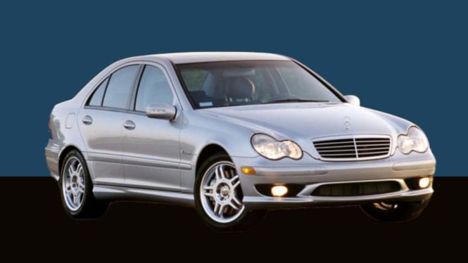 Mobil sedan bekas Mercedes-Benz C200 W203 (Tahun 2001).