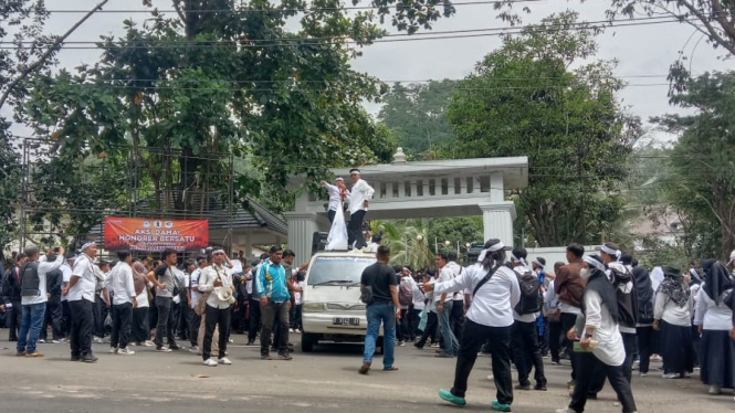 Aliansi R3 Geruduk Gedung DPRD Kabupaten Sukabumi.