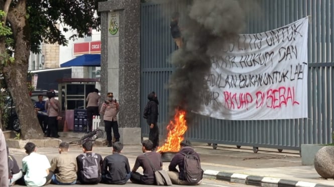 Aksi mahasiswa di depan Kantor Kejaksaan Tinggi (Kejati) Jawa Barat.