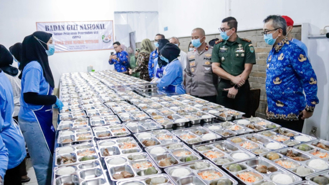 Pj Bupati Ciamis, Budi Waluya meninjau dapur produki program MBG.