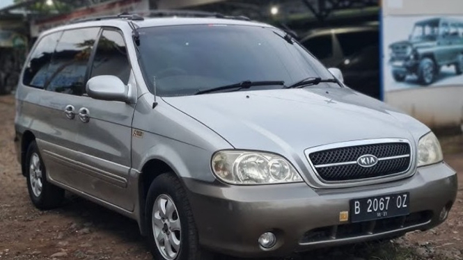 Kia Sedona LS 2004, Mobil MPV Keluarga Murah Rasa Mewah.