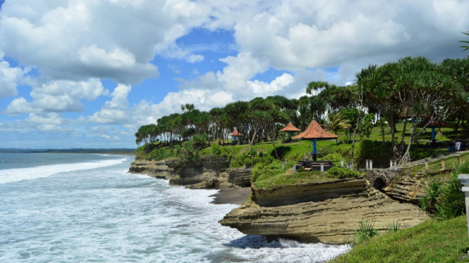 Pemandangan Pantai Batu Hiu, Pangandaran, Jawa Barat.