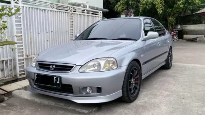 Honda Civic VTi (2001) – Sedan Sporty dengan Aura Street Racing.