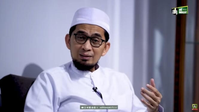 Ustadz Adi Hidayat sampaikan ceramah tentang zakat fitrah.