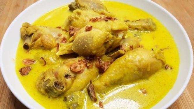 Resep Opor Ayam Kuning Gurih.