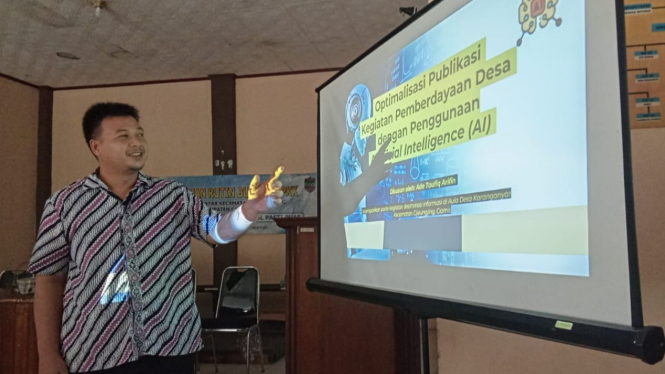 Ade Taufiq Arifin saat memaparkan materi Optimalisasi Publikasi Desa.