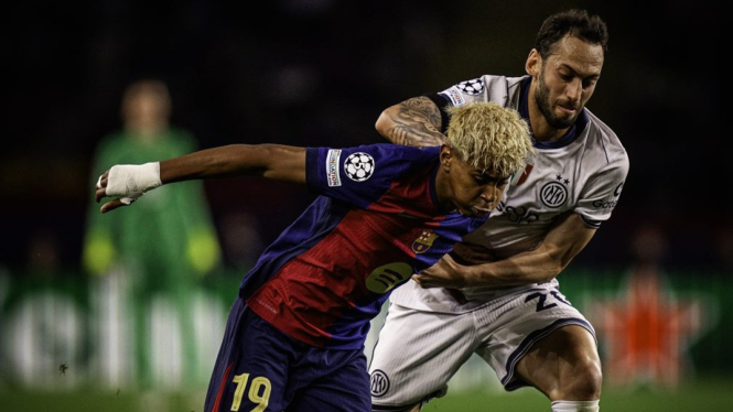 Lamine Yamal saat bela Barcelona vs Inter Milan di Liga Champions.
