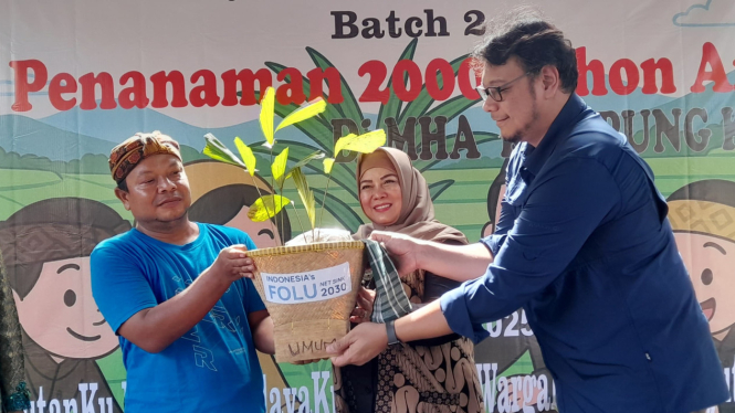 Tina Wiryawati dukung penanaman pohon aren di Kampung Adat Kuta.