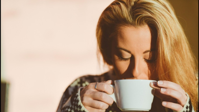 Ilustrasi; Seorang wanita meminum kopi