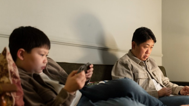 Ilustrasi Screen Time: durasi orang melihat gadget.