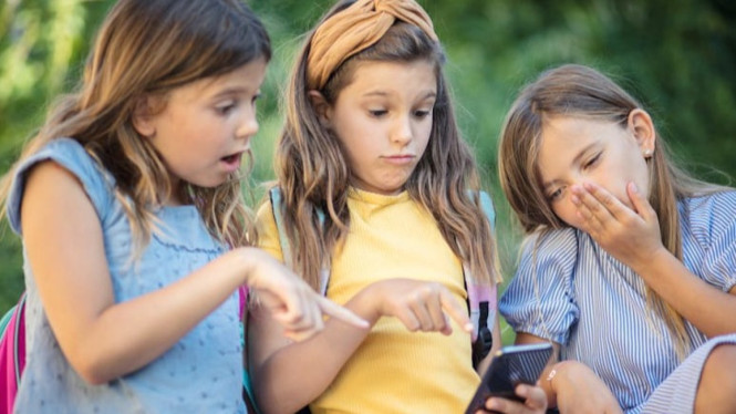 Sekelompok anak-anak yang terkejut melihat video di handphone